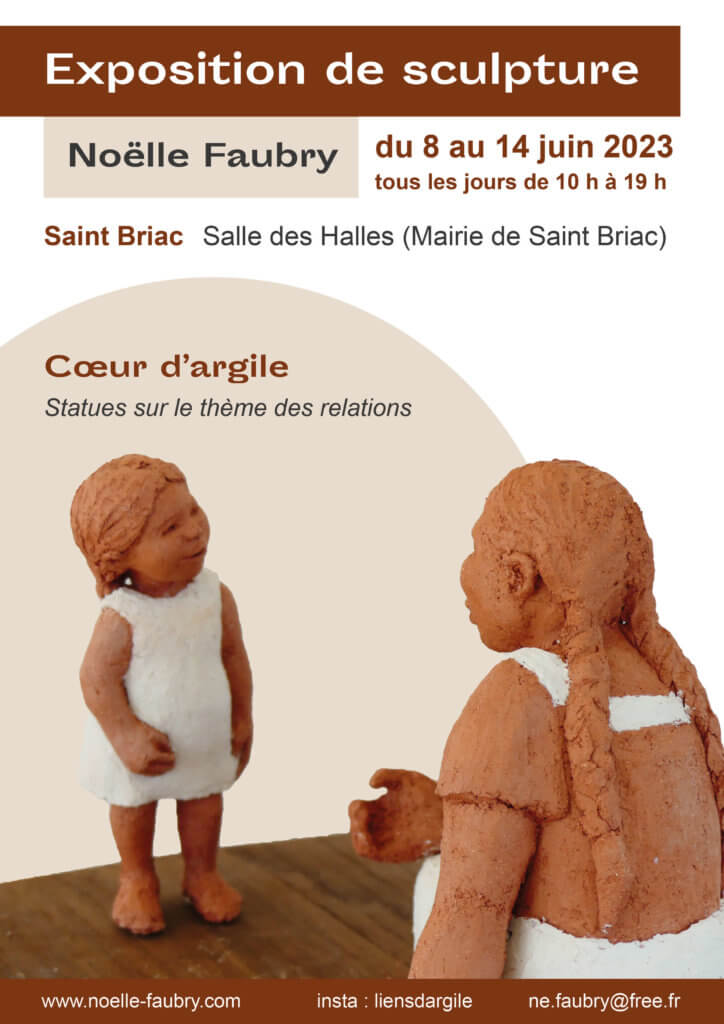 Affiche représentant une statue en terre cuite, d'une fillette en pleine conversation avec sa maman assise sur le sol à sa hauteur pour l'exposition "Coeur d'argile" qui se tiendra à Saint Briac sur mer du 8 au 14 juin 2023.